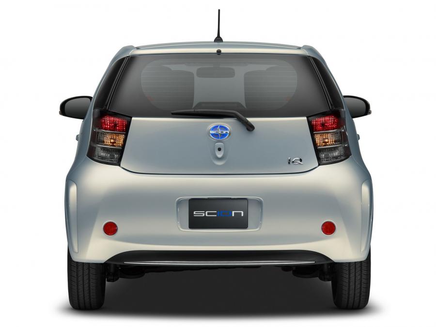  Scion iQ 10 Series 2013 года  (фото 10 из 11)